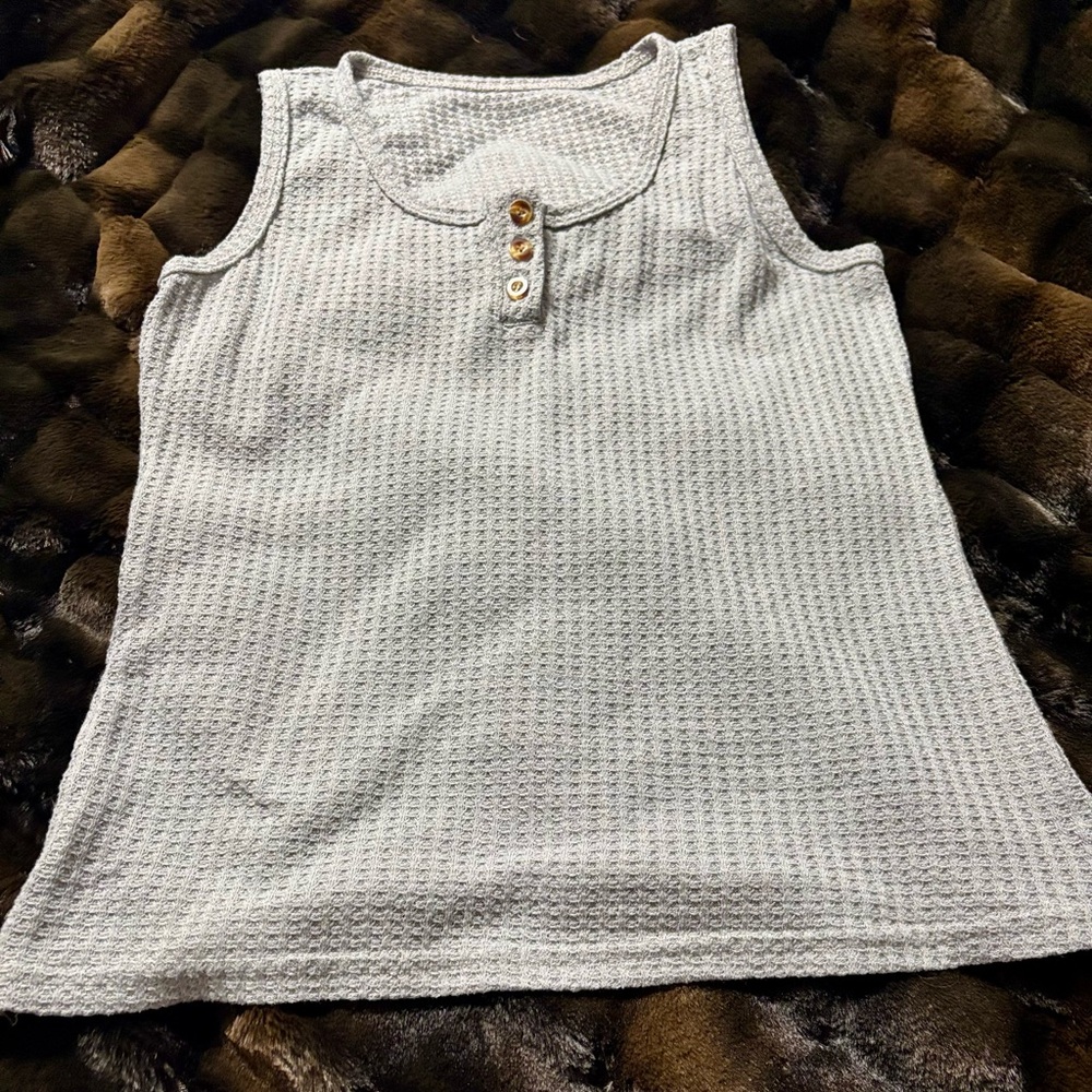 Gray Fitted Tank Top with Rounded Neckline and Textured Fabric